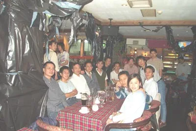2002 — 敘舊，老師與畢業學長於「Pigs & Whistle」聚餐（2002/11/01）