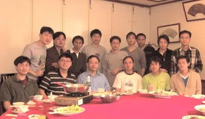 2002 — 迎新（91 級），老師與學生於「石門水庫」（2002/12/04）