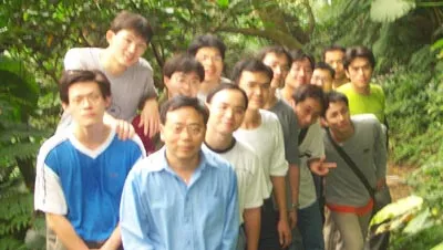 2002 — 迎新（91 級），老師與學生於「石門水庫」（2002/12/04）